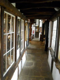 �C�M���X�����t���I�s�E�E�H�o�[���E�A�r�[�̃A���e�B�[�N�Z���^�[��